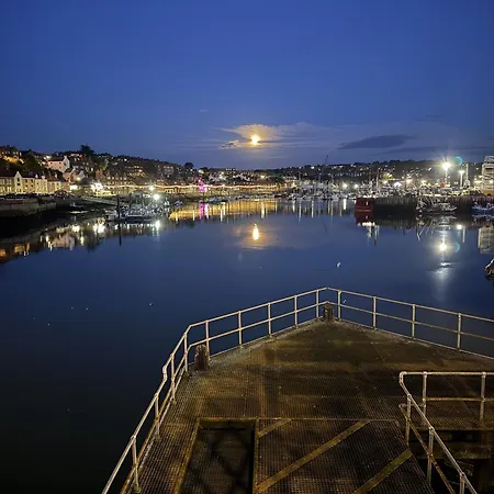 Majestic, Modern & Spacious Harbour-view With Parking Apartamento