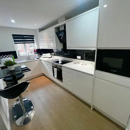 Majestic, Modern & Spacious Harbour-view With Parking Apartment