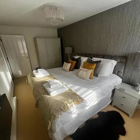 Majestic, Modern & Spacious Harbour-view With Parking Apartment